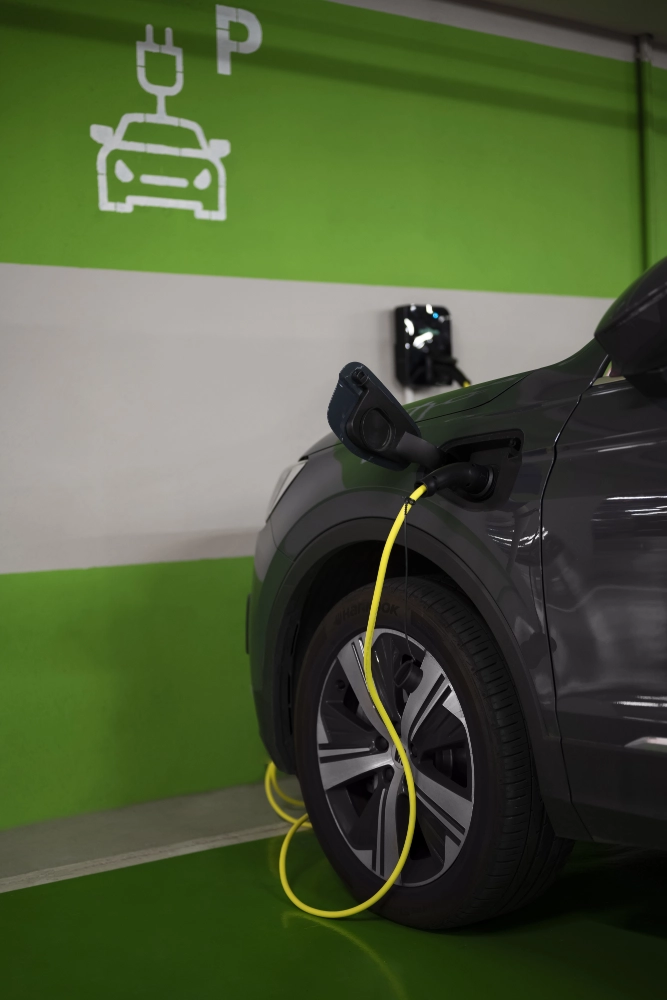 Instalación profesional de punto de recarga para coche eléctrico con equipo técnico